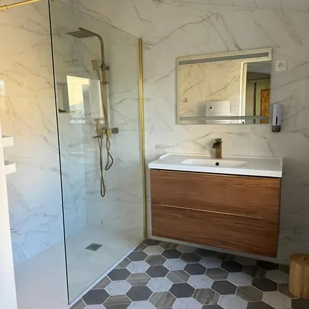 Guest house 150 M De La *