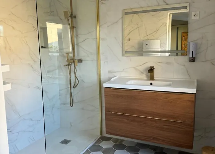 Guest house 150 M De La *